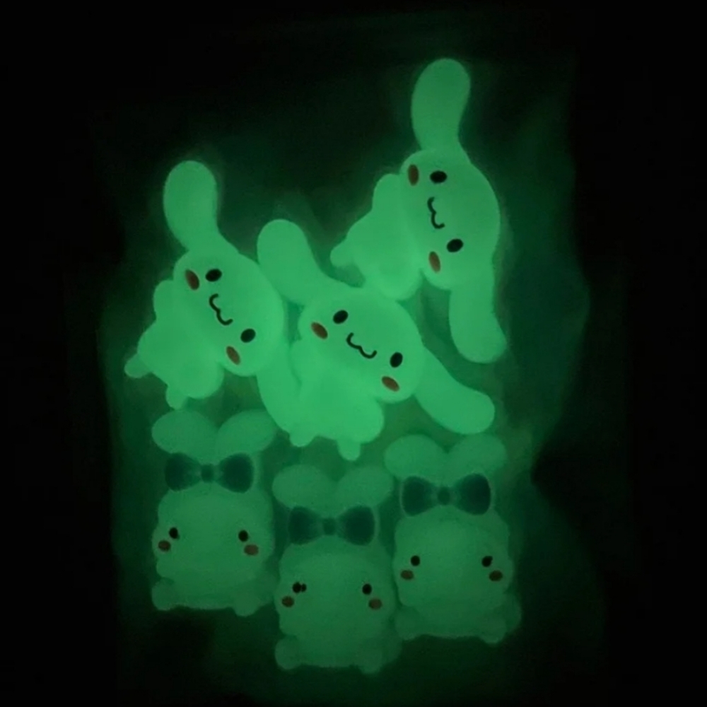 6 glow in the dark Cinnamoroll charms